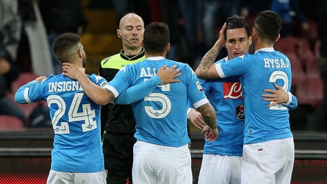 Serie A, Napoli-Chievo 3-1: riscatto Chiriches, Higuain inesauribile. Agganciata la Juve