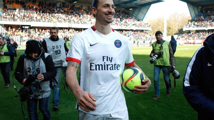 Calciomercato, il Psg chiede a Ibrahimovic di rimanere ma lui: «Al momento non resto»