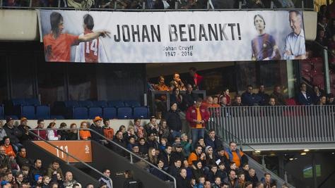 Lacrime e commozione: il Camp Nou è aperto per Cruijff