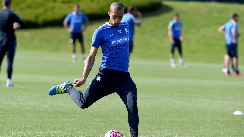 Miranda: «In Italia Messi e Ronaldo segnerebbero meno»