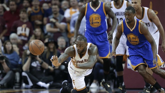 LeBron travolge Golden State, Cleveland sull'1-2
