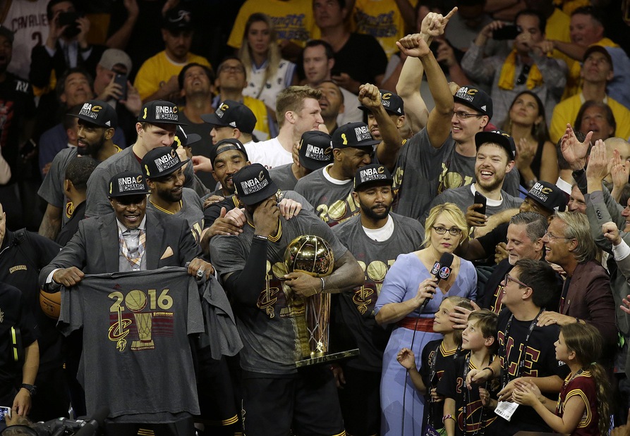 James fa la storia, Cleveland campione NBA