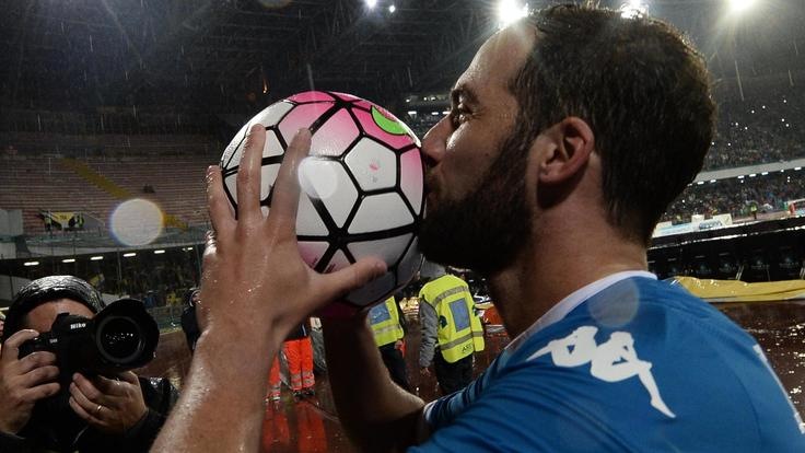 Napoli, due colpi per i tifosi e per...Higuain