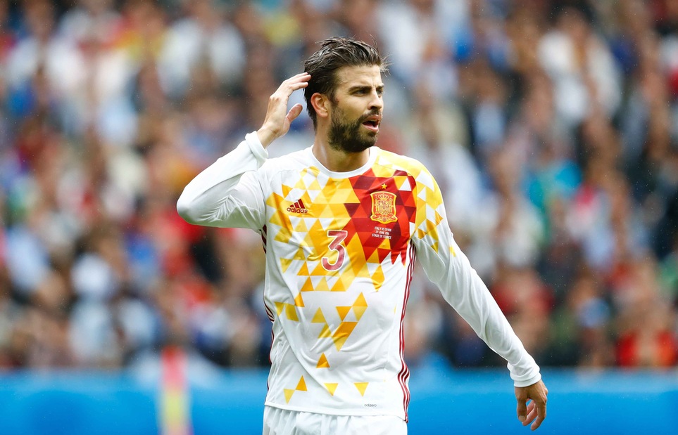 Dall'Inghilterra: «Mourinho in difesa sogna Piqué»