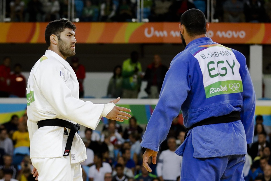 Judoka egiziano non stringe mano all'israeliano: piovono critiche