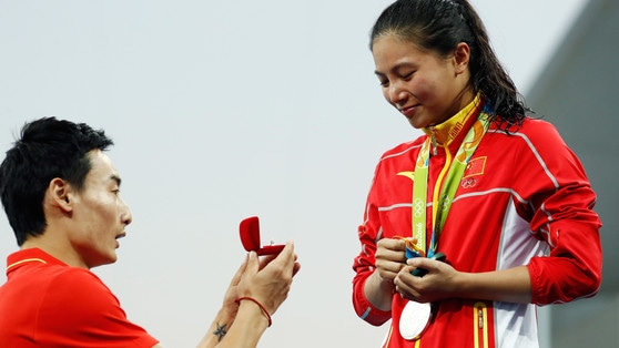 Rio 2016, proposta di matrimonio per la He Zi dopo l'argento nei tuffi