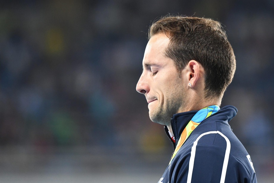 Rio, Lavillenie fischiato sul podio scoppia in lacrime Rio, Lavillenie fischiato sul podio scoppia in lacrime