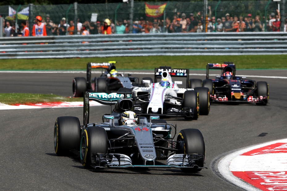 F1, Hamilton rimonta e vola in lavagna