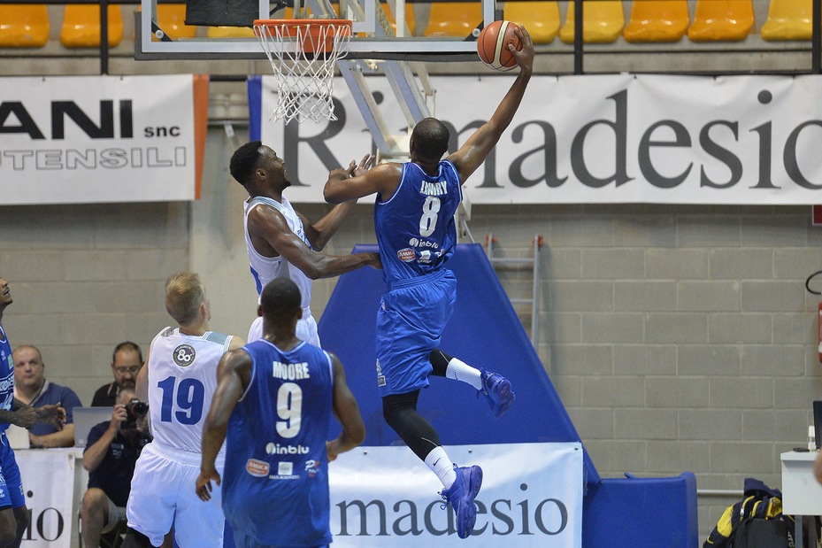 Basket: Landry incanta, Brescia batte Cantù Basket: Landry incanta, Brescia batte Cantù
