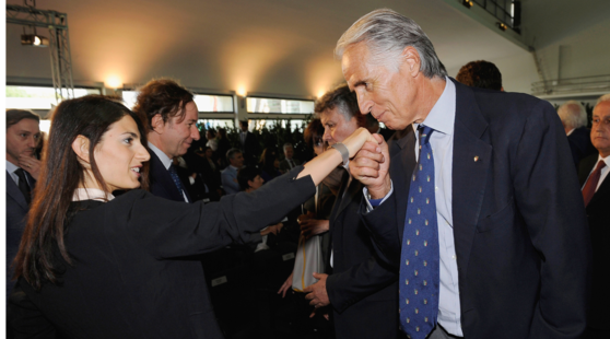 Olimpiadi, Raggi al Coni per Euro 2020: baciamano di Malagò