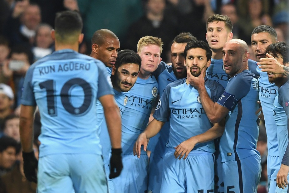 Champions League, il Benfica raggiunge il Napoli. City-Barcellona 3-1