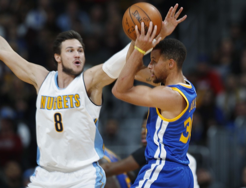 Curry affonda Gallinari, Wade vince a Miami