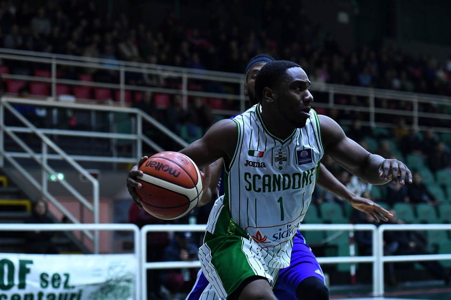 Ragland stende Tenerife, Avellino passa in Spagna Ragland stende Tenerife, Avellino passa in Spagna
