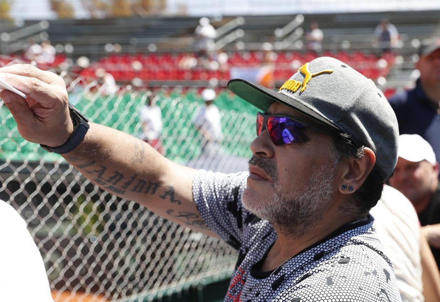 «Maradona interrogato per l'aggressione alla compagna». Ma lui smentisce