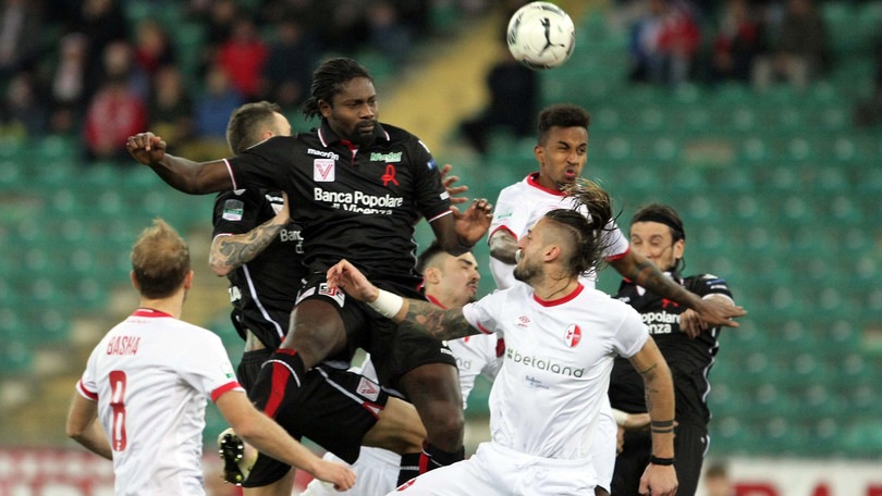 Serie B Bari-Vicenza 2-1. Nel finale decide Galano