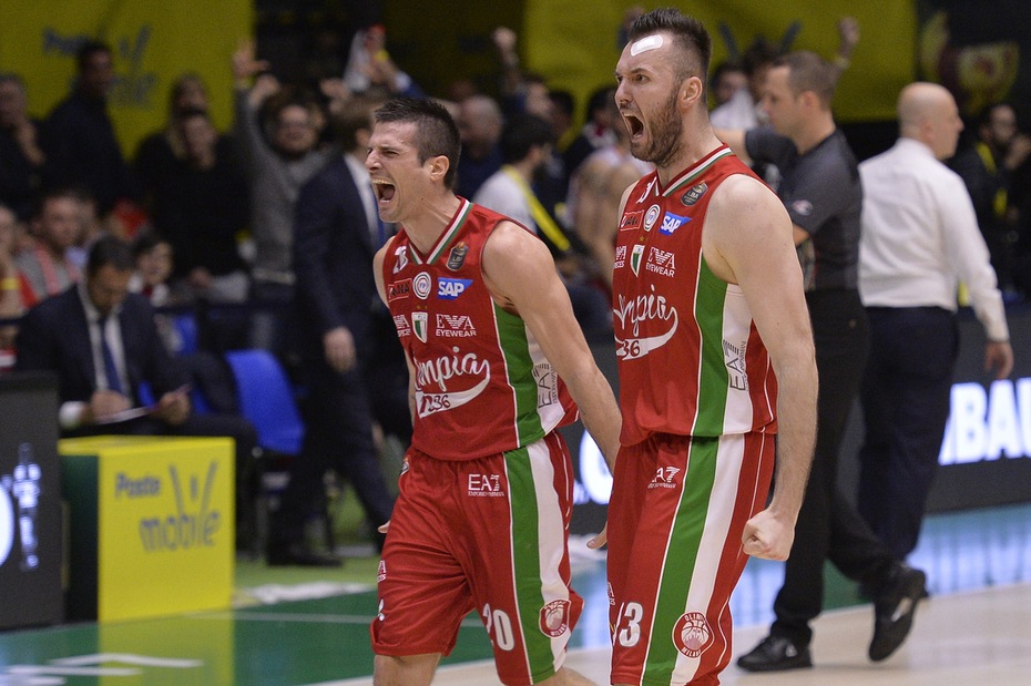 Cinciarini fa arrabbiare Reggio, EA7 in finale Cinciarini fa arrabbiare Reggio, EA7 in finale