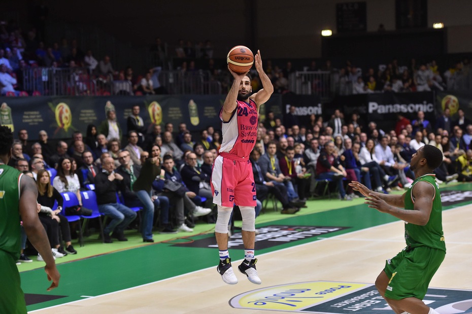 Stipcevic fa volare la Dinamo, Sassari in finale Stipcevic fa volare la Dinamo, Sassari in finale