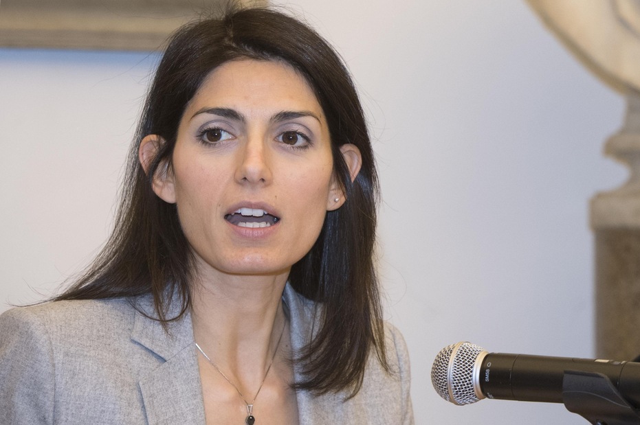 Roma, malore per Raggi: ricoverata in ospedale