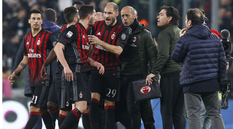 Juventus-Milan, scritta "ladri" sugli scudetti revocati