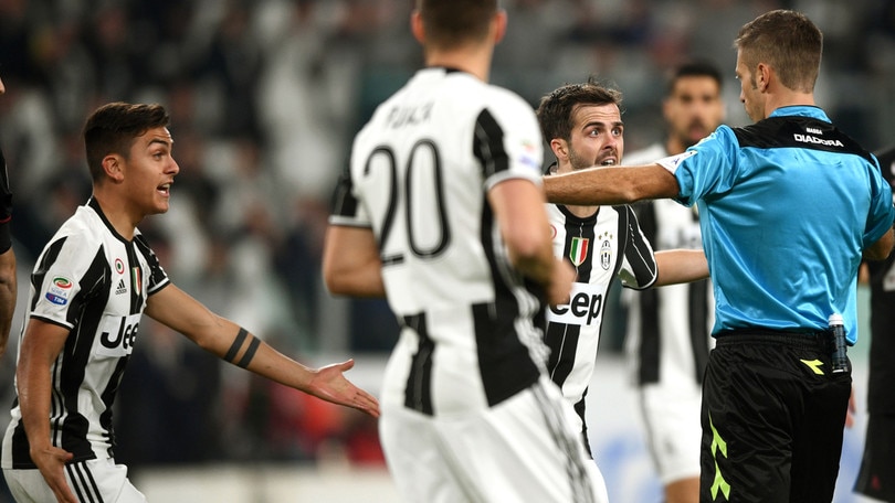 La proposta di Nicchi: «Giallo al capitano se l'arbitro viene circondato»