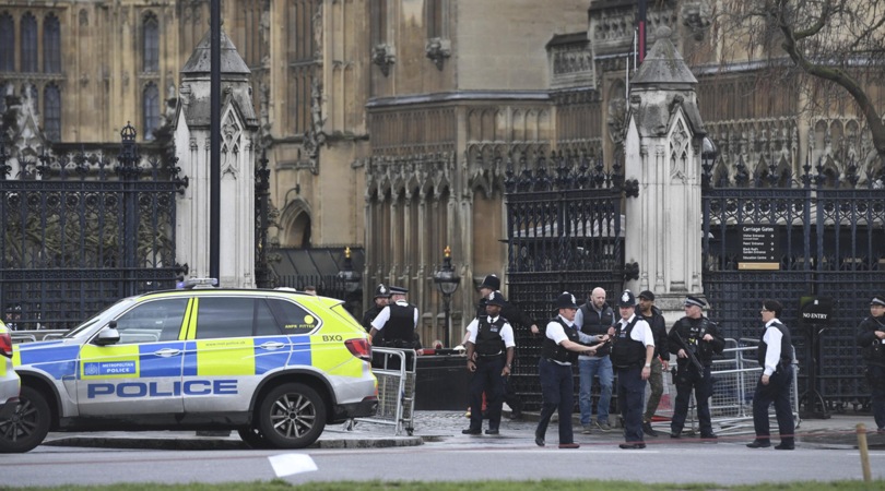 Londra, spari davanti al Parlamento: «È terrorismo»