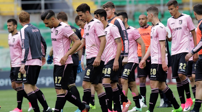Palermo, i tifosi infuriati: «Siete immondizia»