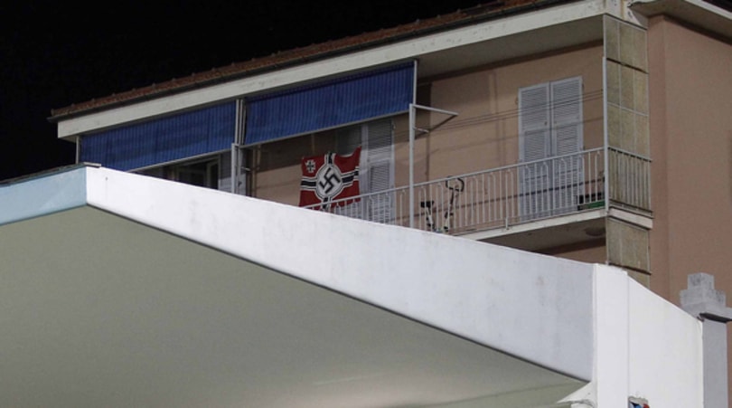 Entella-Ascoli, esposta una svastica nazista