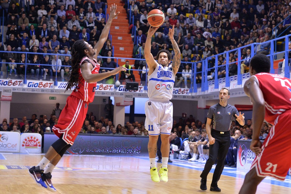 Macvan regola Milano, Pesaro passa a Brindisi