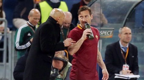 Roma, i tifosi: «Sbagliato trattare così Totti»