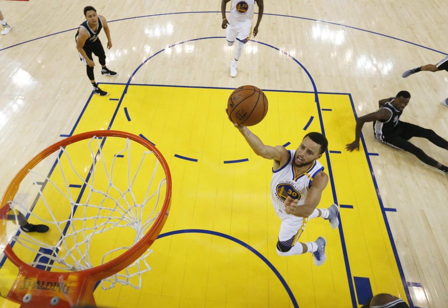 Curry asfalta gli Spurs, prima scelta ai Celtics