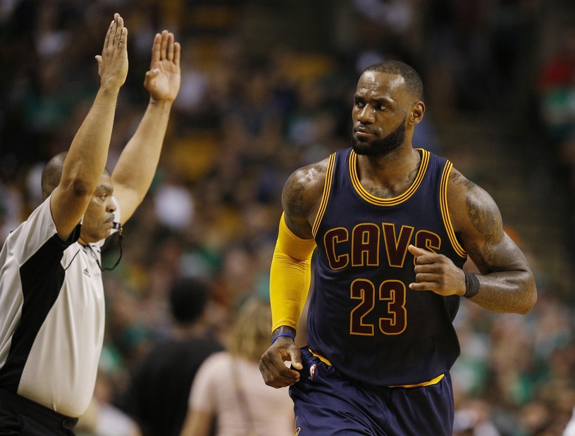James asfalta i Celtics, Cleveland vede le Finals