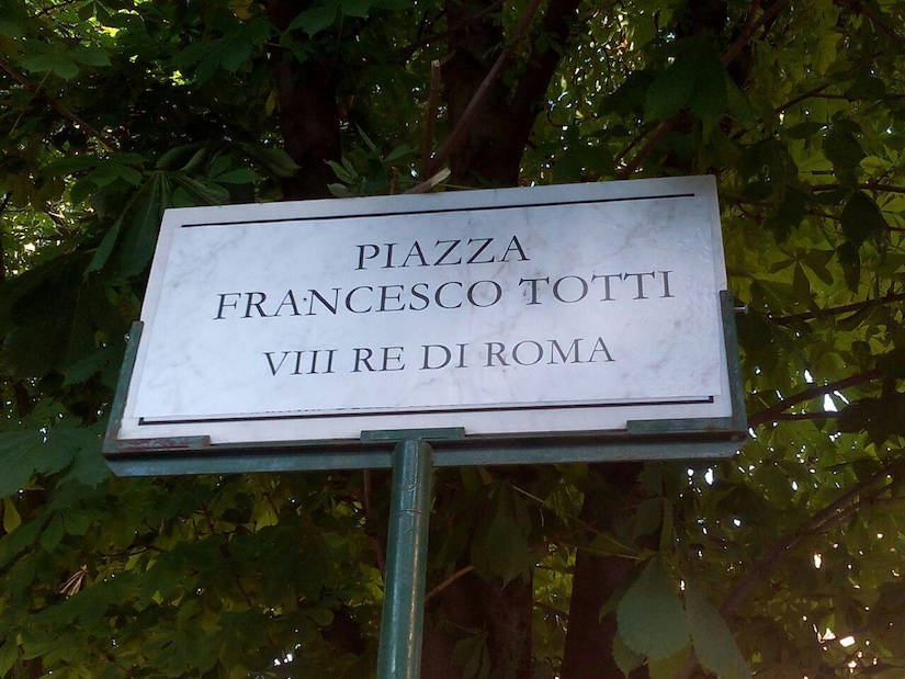 Roma, sorpresa a Testaccio: c'è "Piazza Francesco Totti"