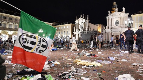 Piazza San Carlo, indagati anche venditori abusivi