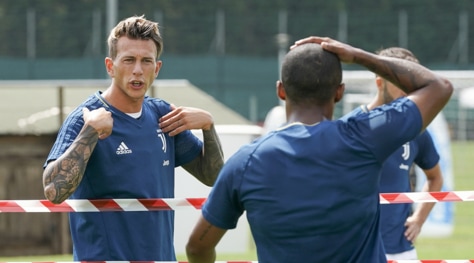 Juventus-Chievo, Bernardeschi e Douglas Costa scalpitano