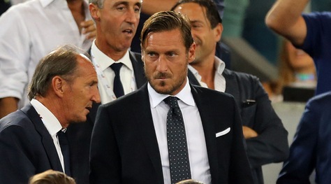 Totti in ultima fila al suo primo giorno di "scuola"