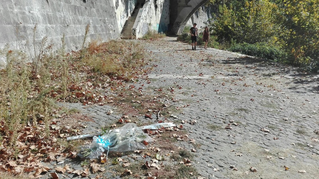 Caso Anna Frank, la corona di fiori della Lazio è finita nel Tevere
