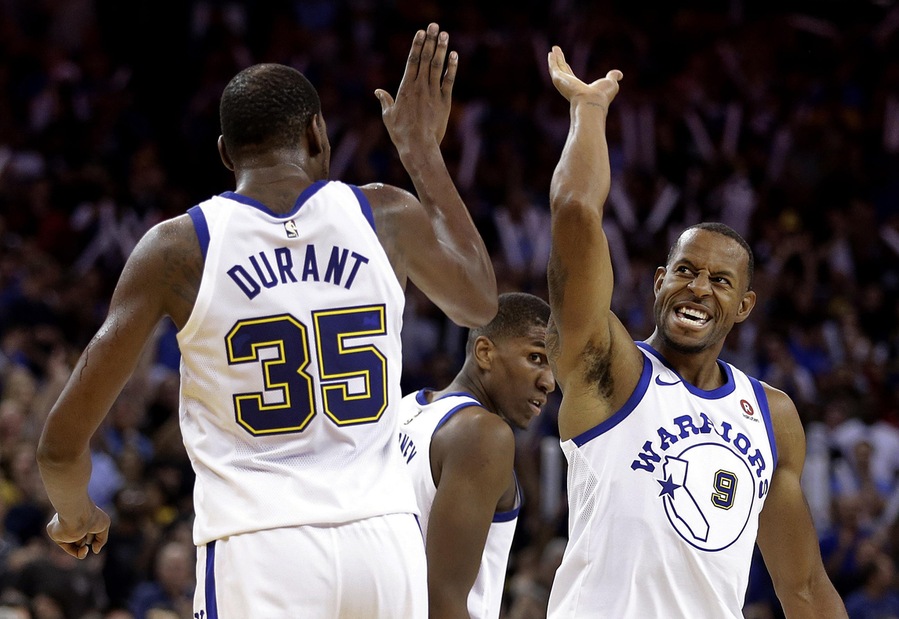 Durant salva Golden State, Spurs e Hawks ko Durant salva Golden State, Spurs e Hawks ko