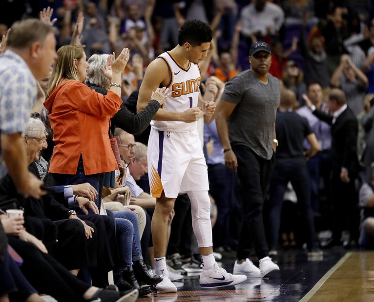 Booker sbanca Brooklyn, i Lakers dominano Detroit Booker sbanca Brooklyn, i Lakers dominano Detroit