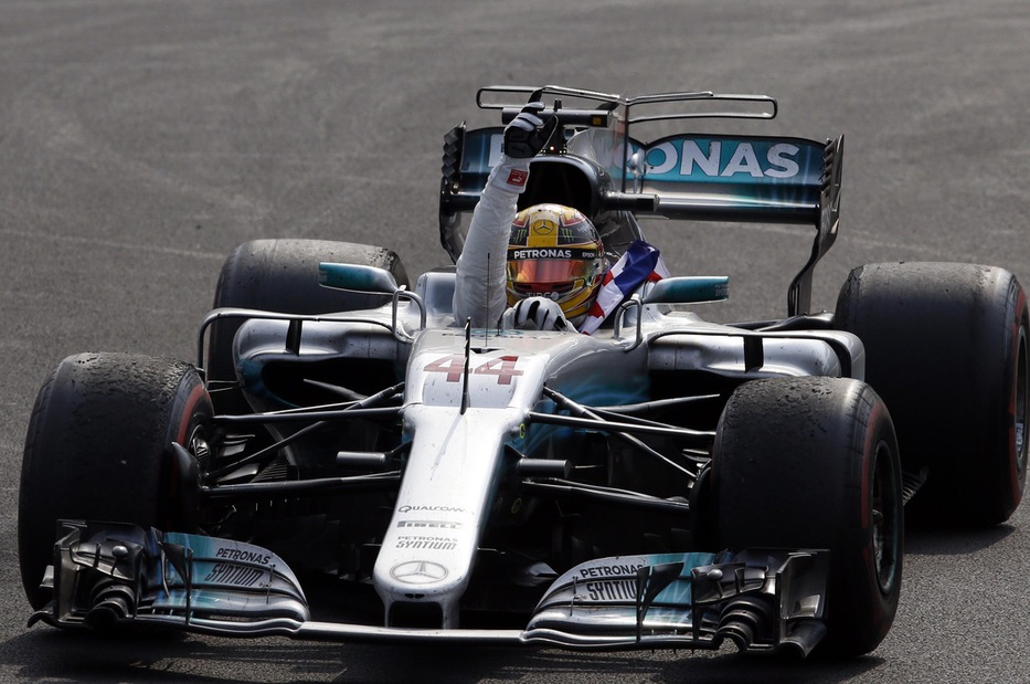 F1, Jackie Stewart: «Hamilton può raggiungere Schumacher»