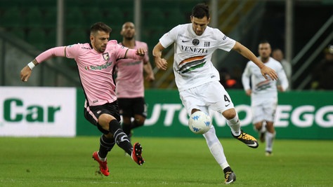 Serie B Palermo-Venezia 0-0. Rosanero momentaneamente in vetta