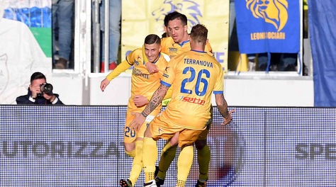 Risultati Serie B: il Frosinone aggancia il Parma in vetta. Pari Venezia