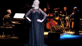 Drusilla Foer torna sul palco con Eleganzissima Drusilla Foer torna sul palco con Eleganzissima