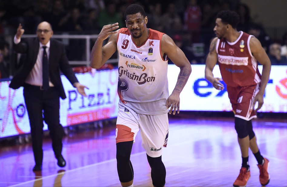 White stende Varese, Sassari non si ferma più