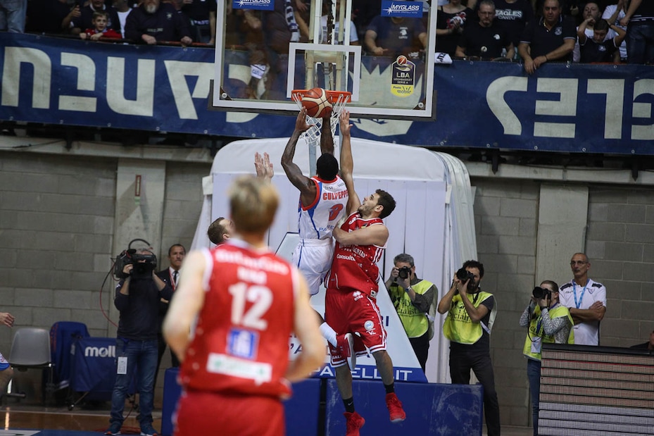 Pesaro resiste un tempo e poi Cantù vince in scioltezza