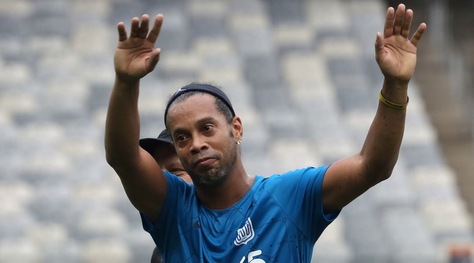 Ronaldinho lascia il calcio: si ritira ufficialmente