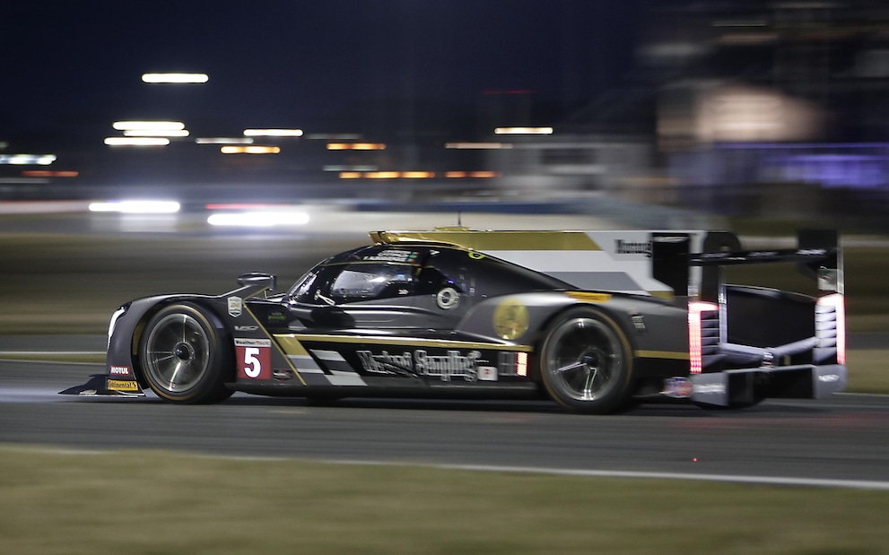 Daytona, nella 24 ore Alonso resta indietro