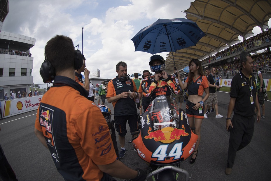 MotoGp, le "ombrelline" rimangono in pista