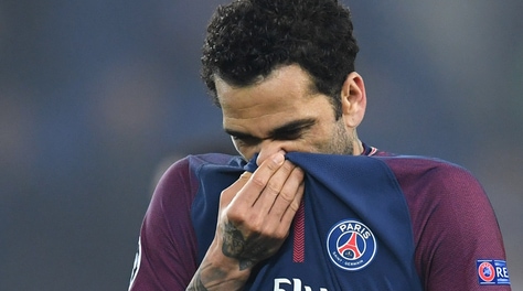 Morte Astori, Dani Alves risponde a Balotelli: «Mondo ipocrita, non volevo offendere nessuno»