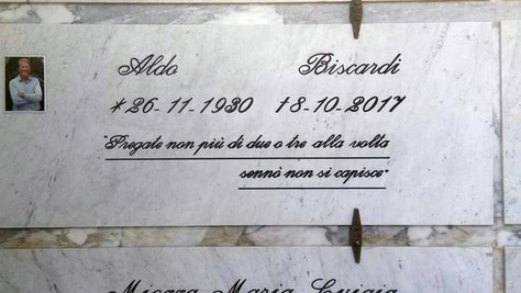Biscardi, l'epitaffio sulla lapide: «Pregate non più di 2 o 3 alla volta...»