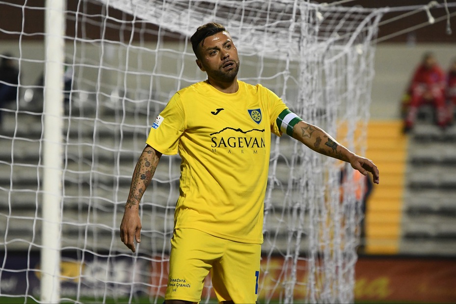 Calciomercato Carrarese, rinnovano Tavano, Coralli e Murolo